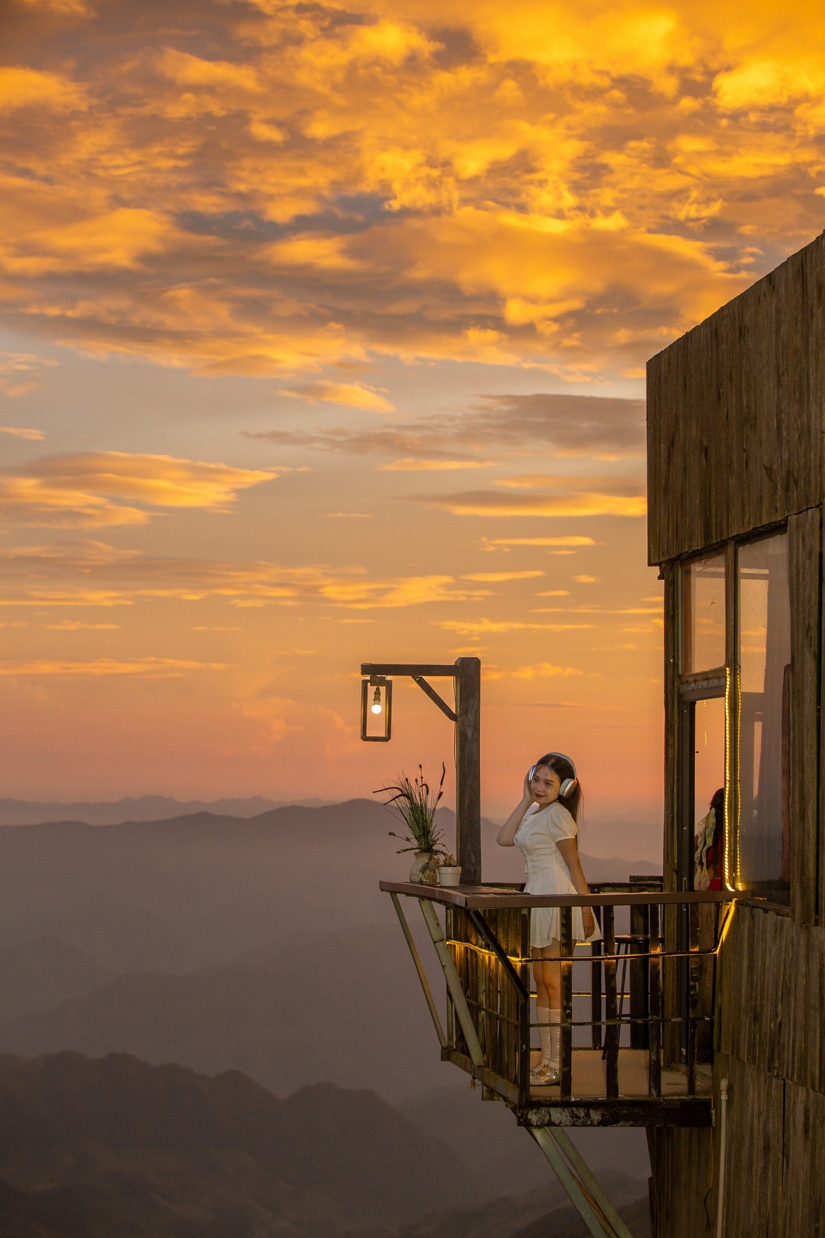 Hoàng hôn trên biển mây Tà Xùa không chỉ là một cảnh đẹp, mà còn là trải nghiệm tinh thần đặc biệt. Giữa núi rừng Tây Bắc hùng vĩ, du khách tìm thấy sự tĩnh lặng, sự choáng ngợp, và đôi khi cả sự thức tỉnh trong tâm hồn. Đó là lý do, một lần đến Tà Xùa để ngắm hoàng hôn, nhiều người đã hẹn lòng sẽ quay trở lại. Ảnh Ger Hang