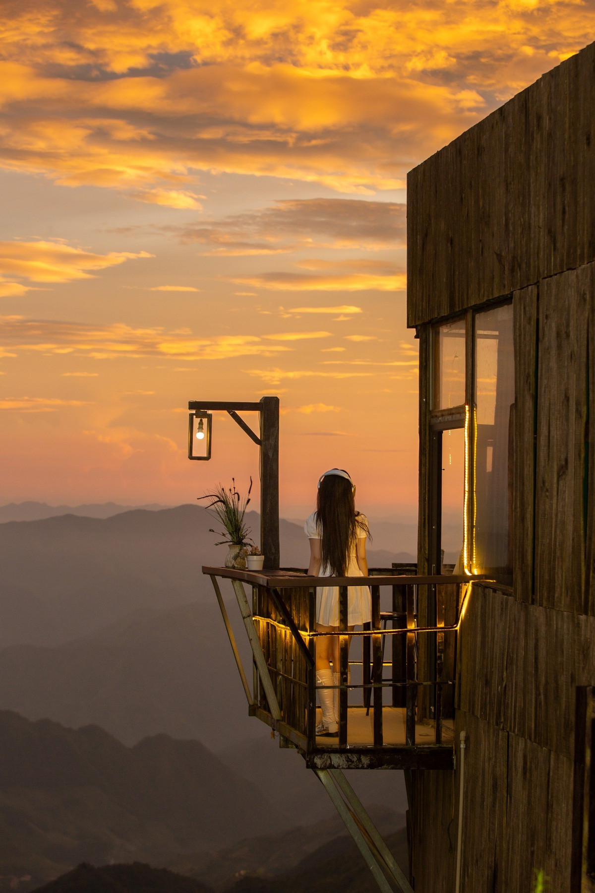 Nhiều người từng đến đây chia sẻ rằng, khoảnh khắc ngắm hoàng hôn trên biển mây Tà Xùa chính là “thưởng ngoạn nghệ thuật của thiên nhiên” – một bức tranh sống động không họa sĩ nào vẽ nổi. Ảnh Ger Hang