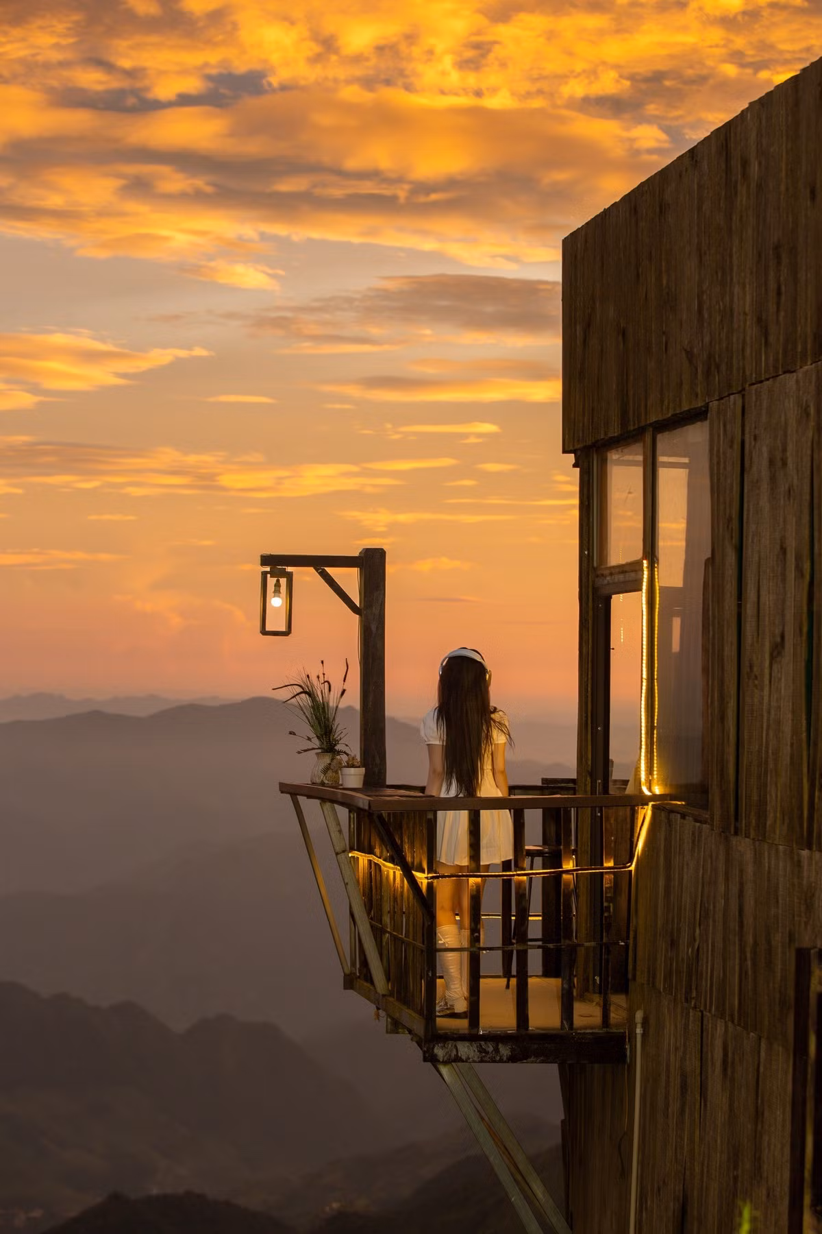 Nhiều người từng đến đây chia sẻ rằng, khoảnh khắc ngắm hoàng hôn trên biển mây Tà Xùa chính là “thưởng ngoạn nghệ thuật của thiên nhiên” – một bức tranh sống động không họa sĩ nào vẽ nổi. Ảnh Ger Hang