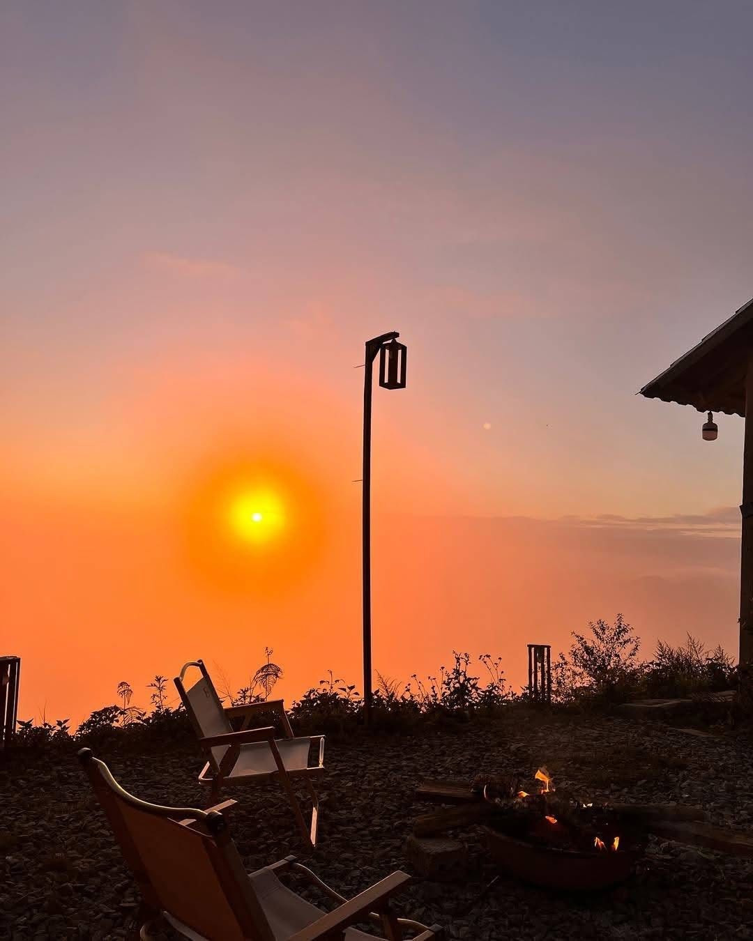 Những homestay mộc mạc ở Tà Xùa cũng là điểm dừng chân lý tưởng. Từ hiên nhà gỗ, du khách có thể phóng tầm mắt ra núi rừng, nhâm nhi tách trà nóng, lắng nghe tiếng gió thổi qua mái tranh, để rồi khi hoàng hôn buông xuống, cả không gian chìm trong sắc vàng diệu kỳ. Ảnh Vanh Vanh