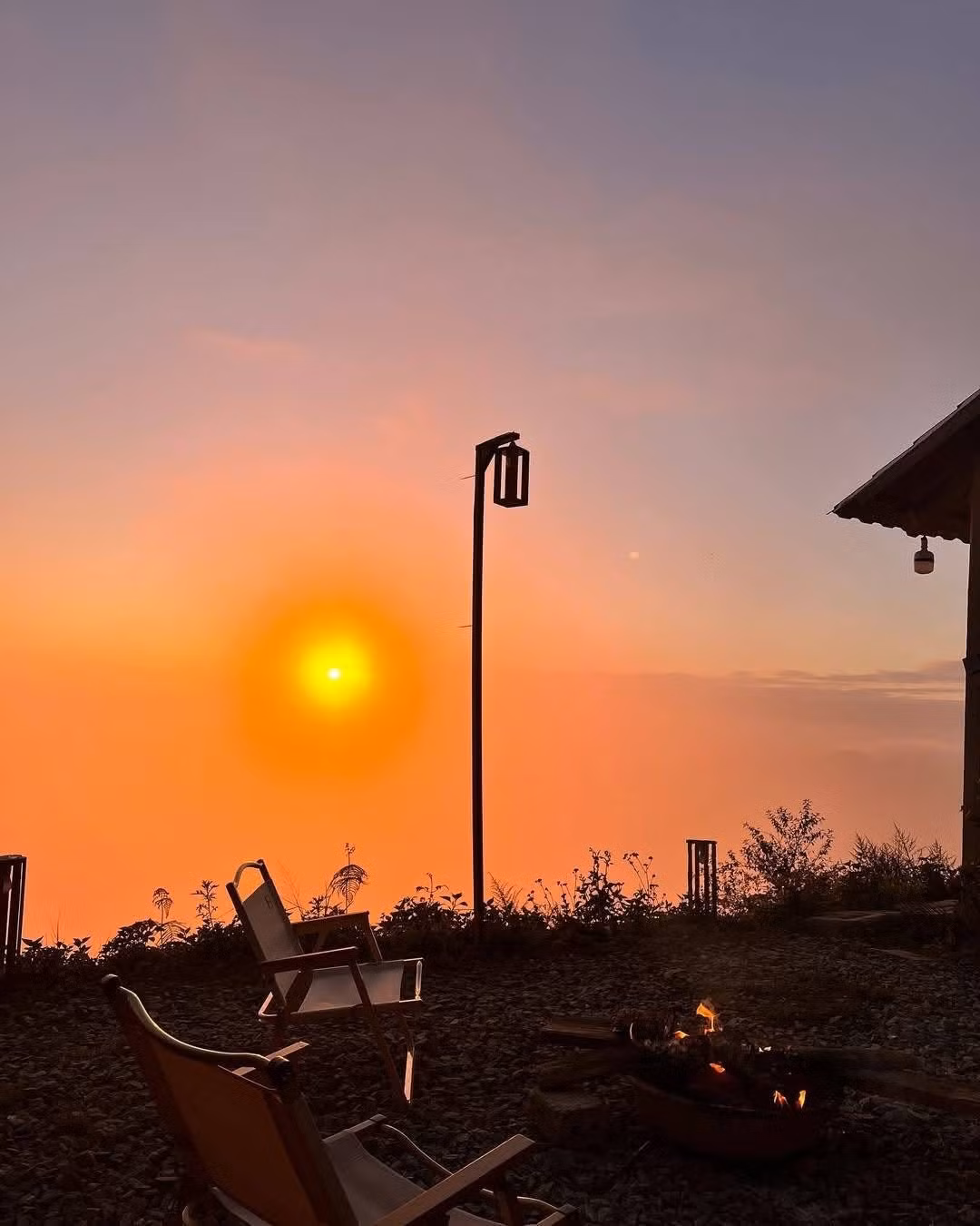 Những homestay mộc mạc ở Tà Xùa cũng là điểm dừng chân lý tưởng. Từ hiên nhà gỗ, du khách có thể phóng tầm mắt ra núi rừng, nhâm nhi tách trà nóng, lắng nghe tiếng gió thổi qua mái tranh, để rồi khi hoàng hôn buông xuống, cả không gian chìm trong sắc vàng diệu kỳ. Ảnh Vanh Vanh