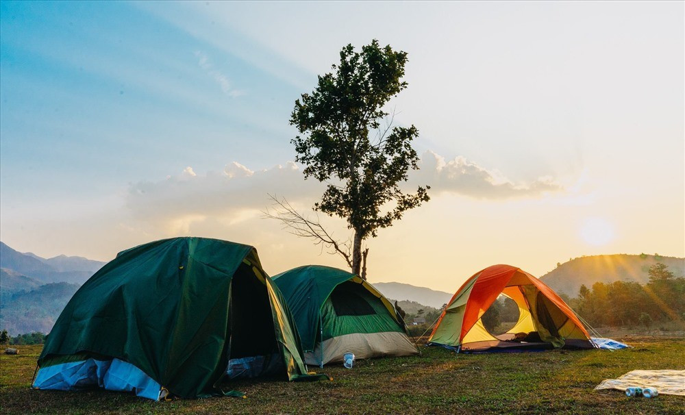Hồ Rào Quán thuộc huyện Đakrông là một điểm đến còn rất hoang sơ. Nước hồ trong xanh, bao quanh bởi những dãy núi trùng điệp. Vào mùa khô, mặt hồ yên ả, phản chiếu trời mây, tạo nên không gian lý tưởng cho các chuyến picnic hoặc cắm trại ven bờ. Ảnh Bon Nguyen