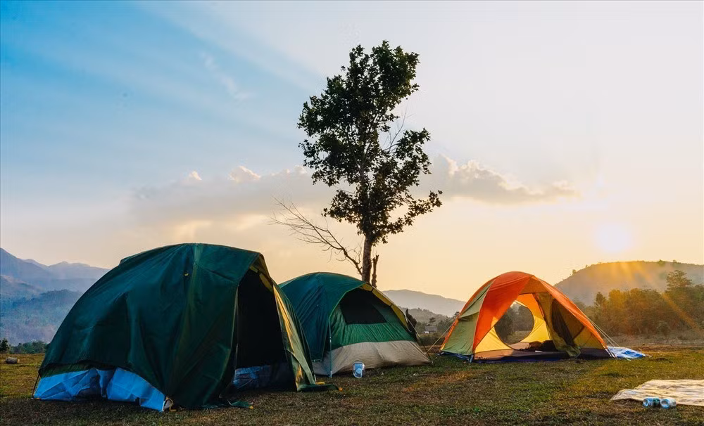 Hồ Rào Quán thuộc huyện Đakrông là một điểm đến còn rất hoang sơ. Nước hồ trong xanh, bao quanh bởi những dãy núi trùng điệp. Vào mùa khô, mặt hồ yên ả, phản chiếu trời mây, tạo nên không gian lý tưởng cho các chuyến picnic hoặc cắm trại ven bờ. Ảnh Bon Nguyen