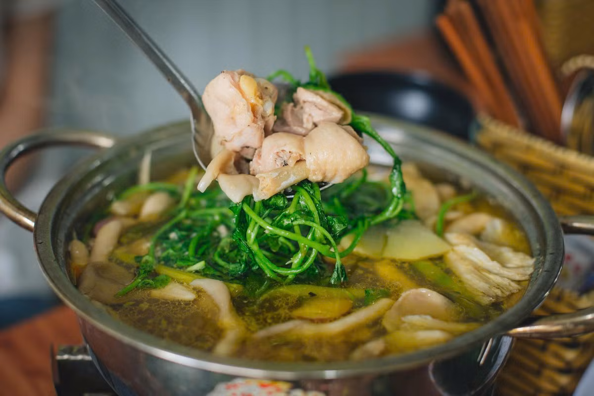 Sau khoảng 3 tháng trồng, rau có thể thu hoạch và bán ra thị trường với giá dao động từ 80.000 – 100.000 đồng/kg, cao hơn đáng kể so với nhiều loại rau phổ thông. Dù vậy, nhu cầu tiêu thụ vẫn ở mức cao khi người tiêu dùng sẵn sàng chi tiền để trải nghiệm sản vật “tự nhiên, lạ miệng”. Ảnh Lẩu gà tháng Năm