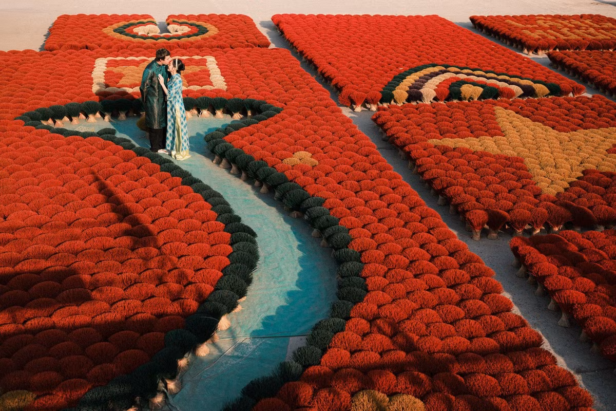 Đến đây, du khách sẽ choáng ngợp trước khung cảnh những bó chân hương đỏ rực, xòe tròn như những đóa hoa khổng lồ. Ảnh Hoàng Minh Đức