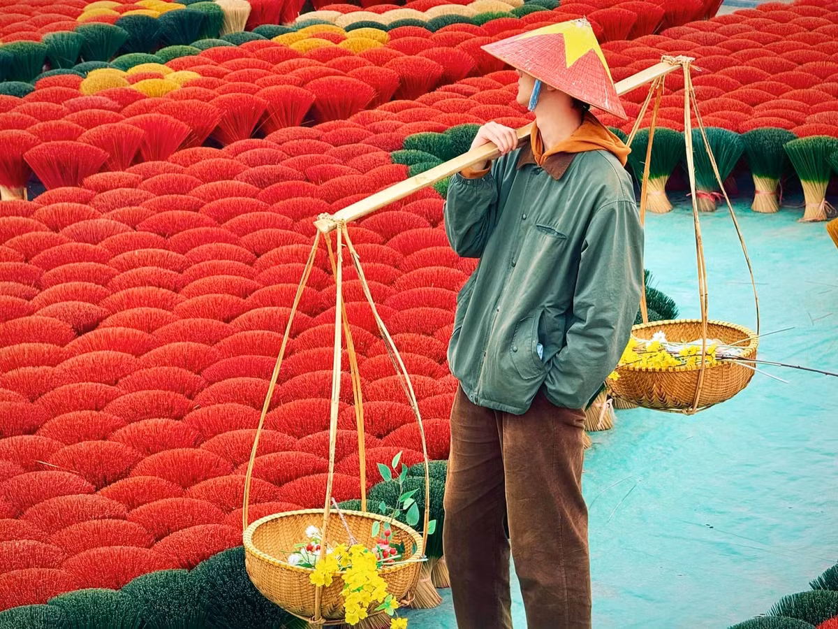 Đừng quên mua vài bó hương làm quà – vừa lưu giữ hương vị làng quê, vừa góp phần giữ gìn nghề truyền thống. Ảnh Trần Văn Chung