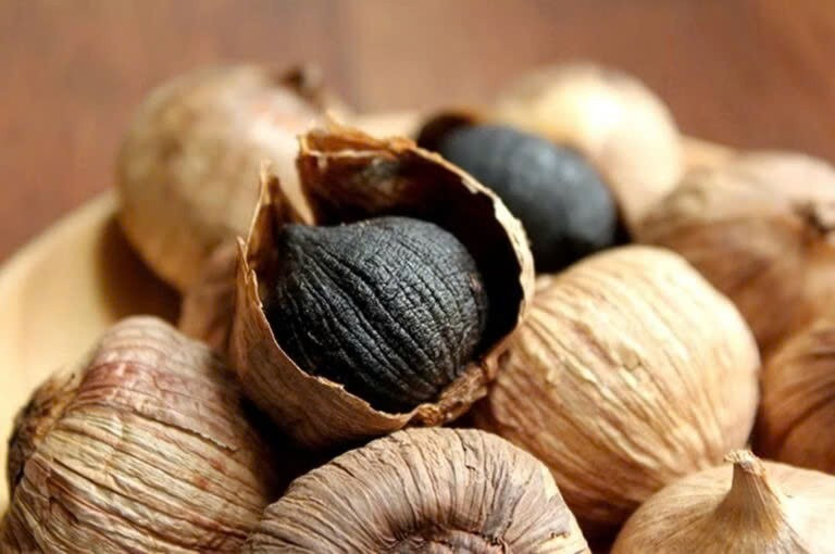 Không nên ăn khi đói hoặc dùng cùng lúc với các loại thực phẩm cay nóng, vì có thể gây nóng gan, nổi mụn, thậm chí tiêu chảy. Ảnh minh họa