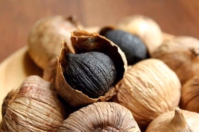 Không nên ăn khi đói hoặc dùng cùng lúc với các loại thực phẩm cay nóng, vì có thể gây nóng gan, nổi mụn, thậm chí tiêu chảy. Ảnh minh họa