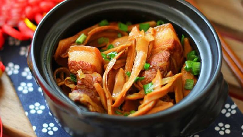 Bên cạnh đó, những người đang phải sử dụng thuốc aspirin hoặc thuốc chống viêm không steroid (NSAIDs) cũng được khuyến cáo không nên ăn măng. Do có vị chua nhẹ và đặc tính kích thích tiêu hóa, măng có thể làm tổn thương niêm mạc dạ dày, gây kích ứng và tăng nguy cơ viêm loét, nhất là khi kết hợp với các loại thuốc nói trên. Ảnh minh hoạ