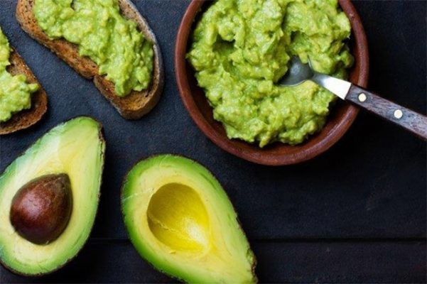 Các loại trái cây như bơ, cam, nho cung cấp vitamin A, C, E và axit béo giúp vòng 1 săn chắc, hạn chế chảy xệ và làm chậm quá trình lão hóa. Ảnh minh họa