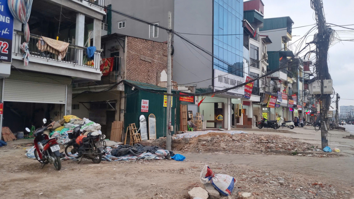 Hai bên tuyến đường, những căn nhà có kích thước bất thường bắt đầu xuất hiện. Có căn chỉ như “khe hẹp” chen giữa hai khối bê tông, có căn bị vát nhọn như mũi tàu, thậm chí méo lệch hoàn toàn theo hình dạng thửa đất còn lại.