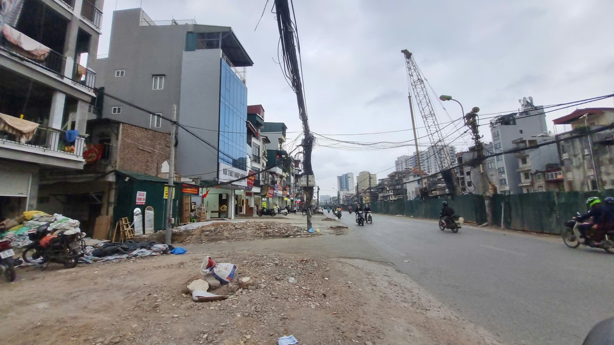 Trên công trường Vành đai 1 đoạn Hoàng Cầu – Voi Phục, máy móc vẫn hoạt động liên tục, nền đường còn dang dở, đất đá và vật liệu xây dựng trải dài. Tuy nhiên, song song với tiến độ hạ tầng, một “làn sóng” xây dựng khác cũng âm thầm diễn ra.