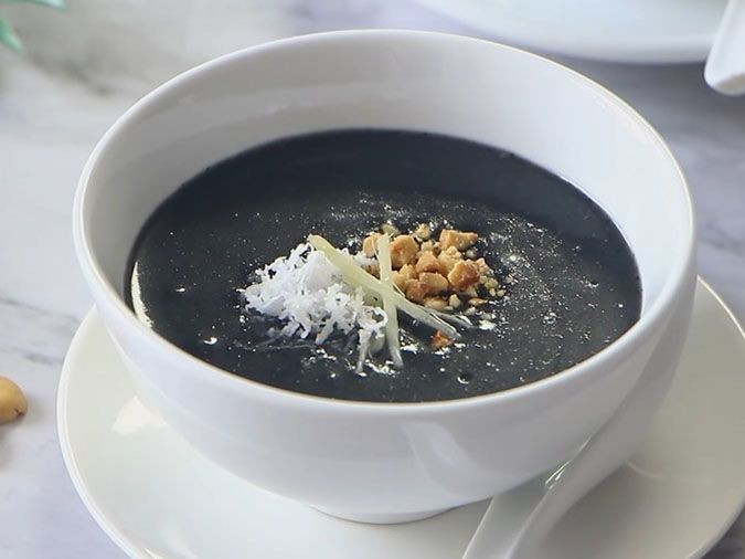 Dù mang lại nhiều lợi ích, mè đen cũng chỉ nên dùng với lượng vừa phải. Việc lạm dụng có thể gây đầy bụng, khó tiêu, đặc biệt ở người có hệ tiêu hóa nhạy cảm. Trong trường hợp rụng tóc kéo dài, tóc thưa nhanh hoặc kèm theo các dấu hiệu bất thường khác, người dân nên thăm khám để xác định nguyên nhân và có hướng điều trị phù hợp, thay vì chỉ trông chờ vào một thực phẩm đơn thuần. Ảnh minh họa