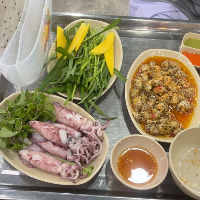 Từ vùng biển miền Trung đến các mâm cơm hiện đại, món ăn này xứng đáng trở thành lựa chọn lý tưởng trong những ngày hè. Nếu bạn chưa từng thử, đừng ngại vào bếp để khám phá. Ảnh luhanhVietNam