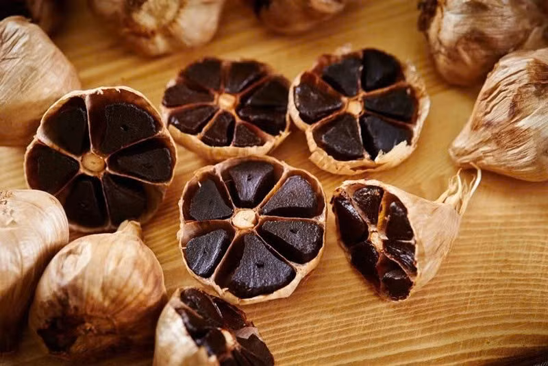 Tuy nhiên, không phải ai cũng nên sử dụng. Người bị huyết áp thấp, rối loạn tiêu hóa, đau dạ dày hoặc đang dùng thuốc điều trị tim mạch, tiểu đường cần đặc biệt thận trọng. Ảnh minh họa