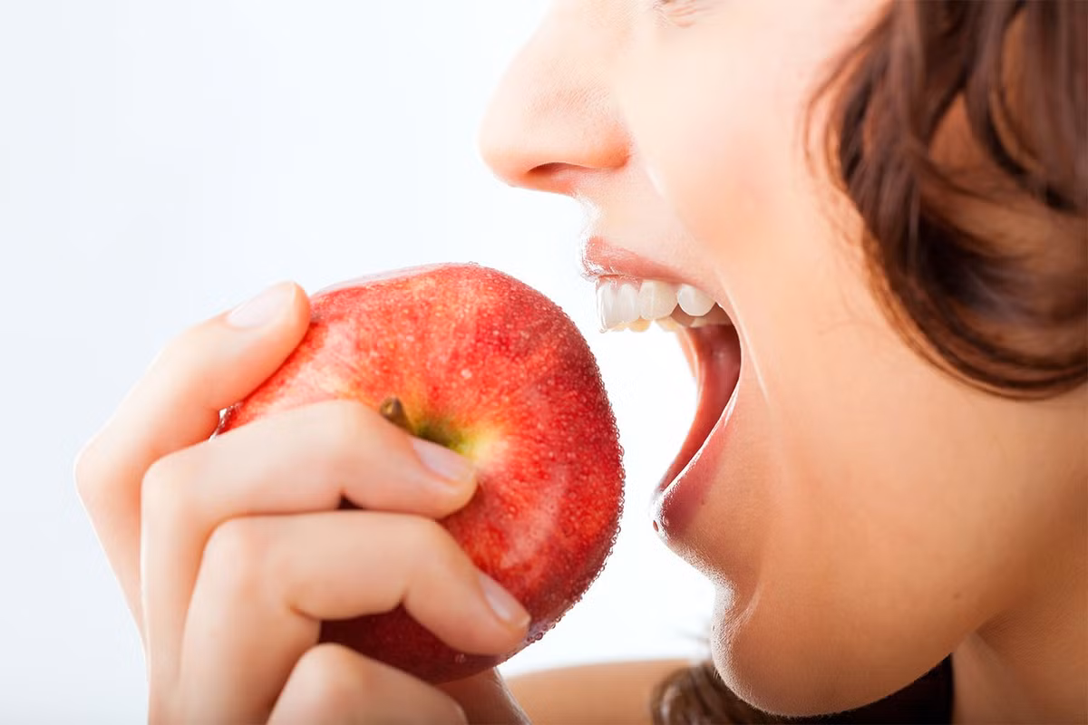 Các loại thực phẩm giòn, giàu chất xơ như táo, cà rốt, cần tây hay lê không chỉ bổ sung vitamin mà còn hoạt động như bàn chải tự nhiên. Khi nhai kỹ, chúng tạo ma sát loại bỏ mảng bám trên răng, đồng thời kích thích tuyến nước bọt, trung hòa acid và ức chế vi khuẩn. Ảnh minh họa