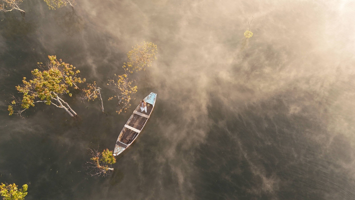 Ẩn mình giữa những dãy núi bao quanh hồ Tuyền Lâm, Suối Tía mang vẻ đẹp nguyên sơ, huyền ảo như một bức tranh thủy mặc giữa lòng Đà Lạt. Dòng suối này chính là nơi khởi nguồn dòng nước đổ về hồ Tuyền Lâm – hồ nước ngọt lớn nhất thành phố sương mù, tạo nên địa hình lòng chảo độc đáo, tách biệt hoàn toàn với nhịp sống đô thị. Ảnh Bảo Ân