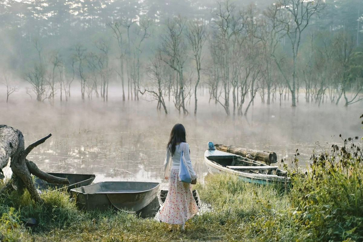 Do vẫn còn giữ được nét hoang sơ, Suối Tía chưa chịu nhiều tác động của con người. Xung quanh là những bãi cỏ bằng phẳng, rất phù hợp cho các hoạt động dã ngoại, cắm trại qua đêm, tận hưởng không khí trong lành và sự tĩnh lặng hiếm hoi của núi rừng. Ảnh Phương Tali