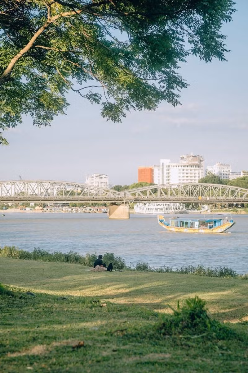 Ánh sáng cuối ngày đổ xuống nhẹ nhàng, tạo hiệu ứng trong trẻo và dịu mát. Tất cả gợi nên một khung hình vừa yên bình, vừa nên thơ đến mức nhiều người không tin nổi đó là cảnh thật. Ảnh Dong Ho Vy