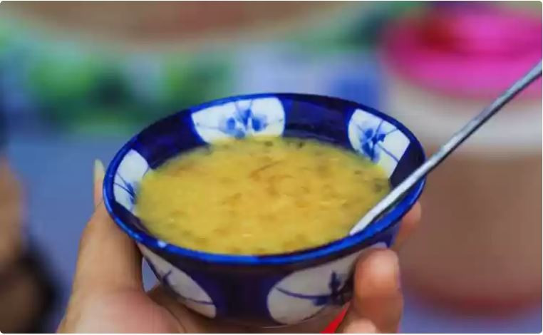 Chè lục tàu xá – ngọt thanh, bổ dưỡng: Đậu xanh đãi vỏ, bột báng, trần bì và đường cát hòa quyện tạo món chè mát, thơm, vừa tráng miệng vừa được xem như bài thuốc dân gian.