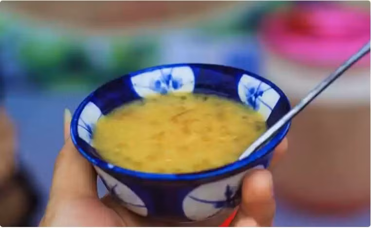 Chè lục tàu xá – ngọt thanh, bổ dưỡng: Đậu xanh đãi vỏ, bột báng, trần bì và đường cát hòa quyện tạo món chè mát, thơm, vừa tráng miệng vừa được xem như bài thuốc dân gian.