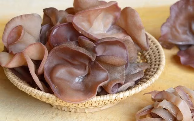 Loại nấm quen thuộc này không chỉ bổ sung sắt giúp cải thiện tình trạng thiếu máu mà còn hỗ trợ loại bỏ chất thải, mỡ và cặn bã bám trên thành mạch. Ăn mộc nhĩ thường xuyên giúp giảm nguy cơ hình thành cục máu đông, đồng thời thúc đẩy quá trình lưu thông máu tự nhiên của cơ thể. Ảnh minh hoạ