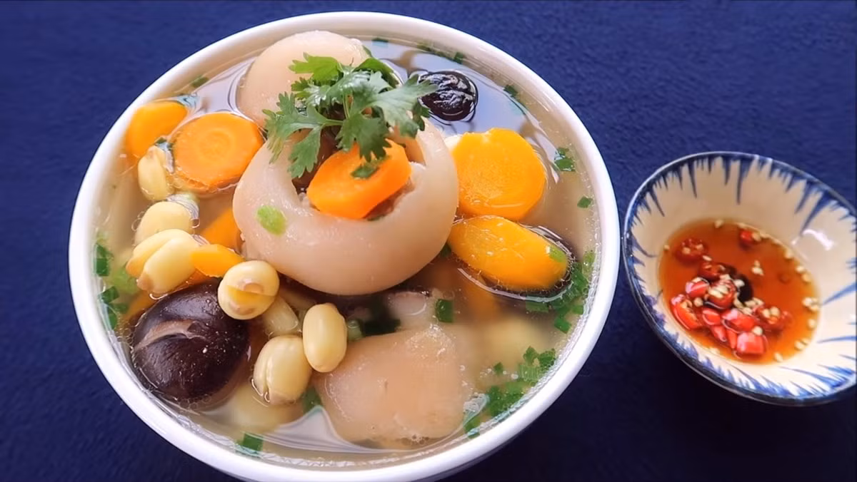 Chân giò heo chứa lượng collagen dồi dào cùng protein, sắt, kẽm và nhiều khoáng chất thiết yếu khác. Ảnh minh họa