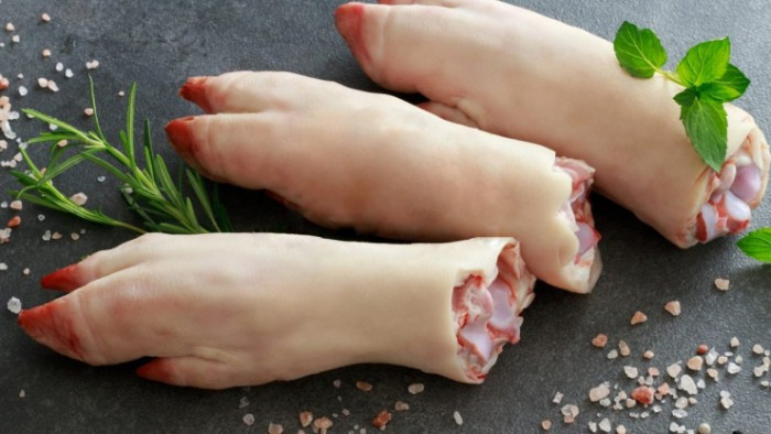 Vào những ngày se lạnh, những món ăn từ thịt không chỉ giúp cơ thể ấm áp mà còn mang đến nhiều lợi ích bất ngờ cho làn da. Trong đó, chân giò heo, phần móng của con heo vốn bị nhiều người bỏ qua nhưng lại được xem như “thực phẩm làm đẹp tự nhiên” nhờ hàm lượng collagen phong phú. Ảnh minh họa