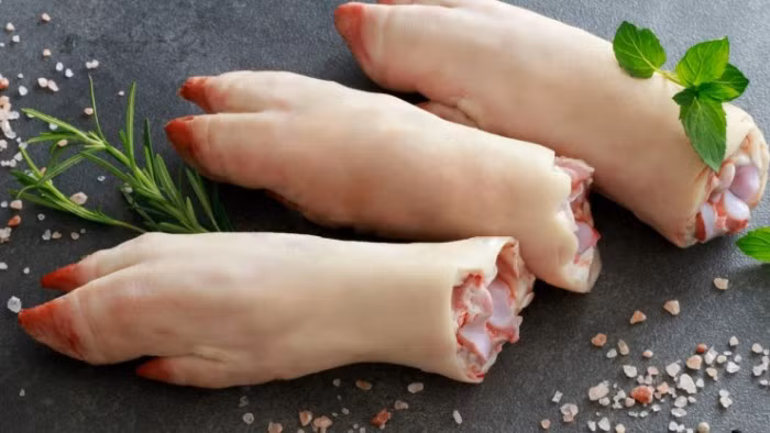 Vào những ngày se lạnh, những món ăn từ thịt không chỉ giúp cơ thể ấm áp mà còn mang đến nhiều lợi ích bất ngờ cho làn da. Trong đó, chân giò heo, phần móng của con heo vốn bị nhiều người bỏ qua nhưng lại được xem như “thực phẩm làm đẹp tự nhiên” nhờ hàm lượng collagen phong phú. Ảnh minh họa