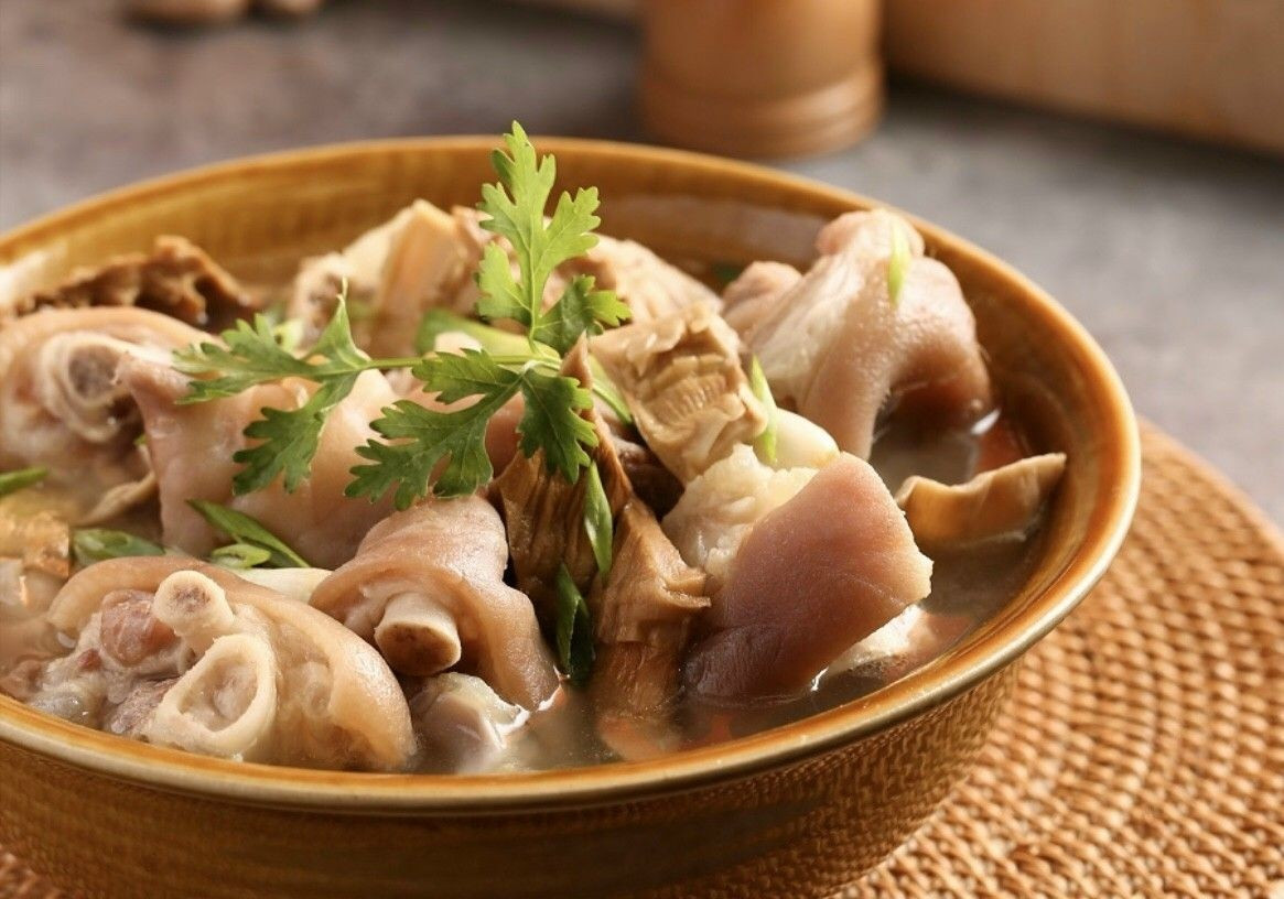 Collagen là thành phần quan trọng giúp da duy trì độ đàn hồi, săn chắc và mịn màng. Khi bước qua tuổi 30, làn da bắt đầu xuất hiện nếp nhăn và dấu hiệu chảy xệ, nguyên nhân chính là sự suy giảm collagen. Bổ sung thực phẩm giàu collagen và protein vì vậy trở thành giải pháp tự nhiên giúp duy trì sức khỏe và vẻ tươi trẻ của làn da. Ảnh minh họa