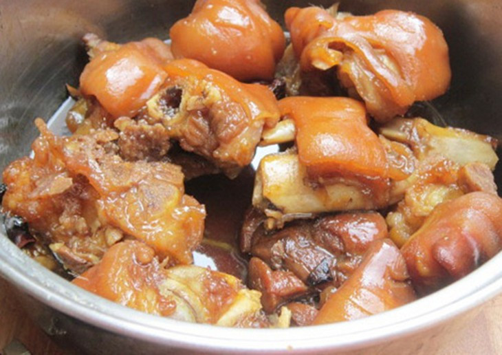 . Khi chế biến kỹ, đặc biệt là ninh nhừ hoặc hầm, collagen từ gân và mô liên kết tan vào nước, tạo ra món canh hoặc nước dùng vừa thơm ngon vừa bổ dưỡng. Ảnh minh họa