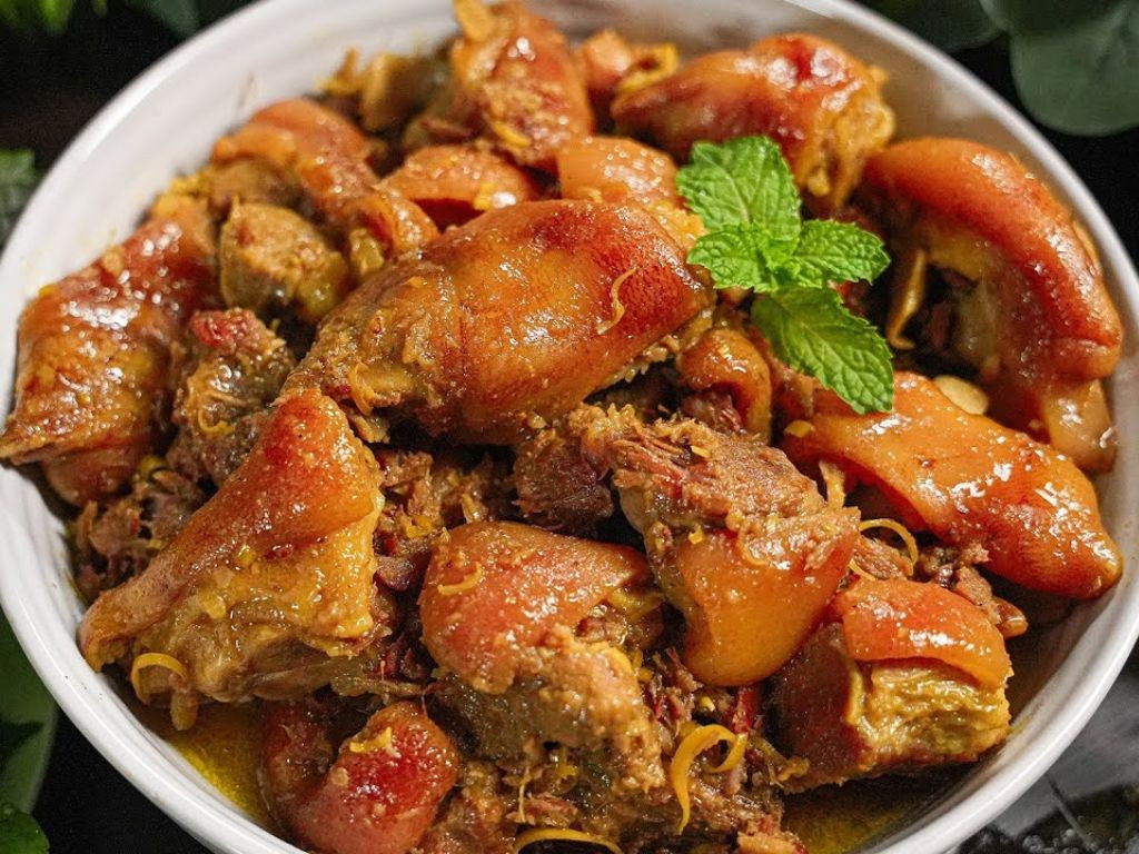 Tuy nhiên, món ăn này không phù hợp với mọi người. Chân giò chứa lượng chất béo bão hòa cao, nên người cần kiểm soát cân nặng, rối loạn mỡ máu hoặc đang hồi phục sau phẫu thuật nên hạn chế. Ảnh minh họa