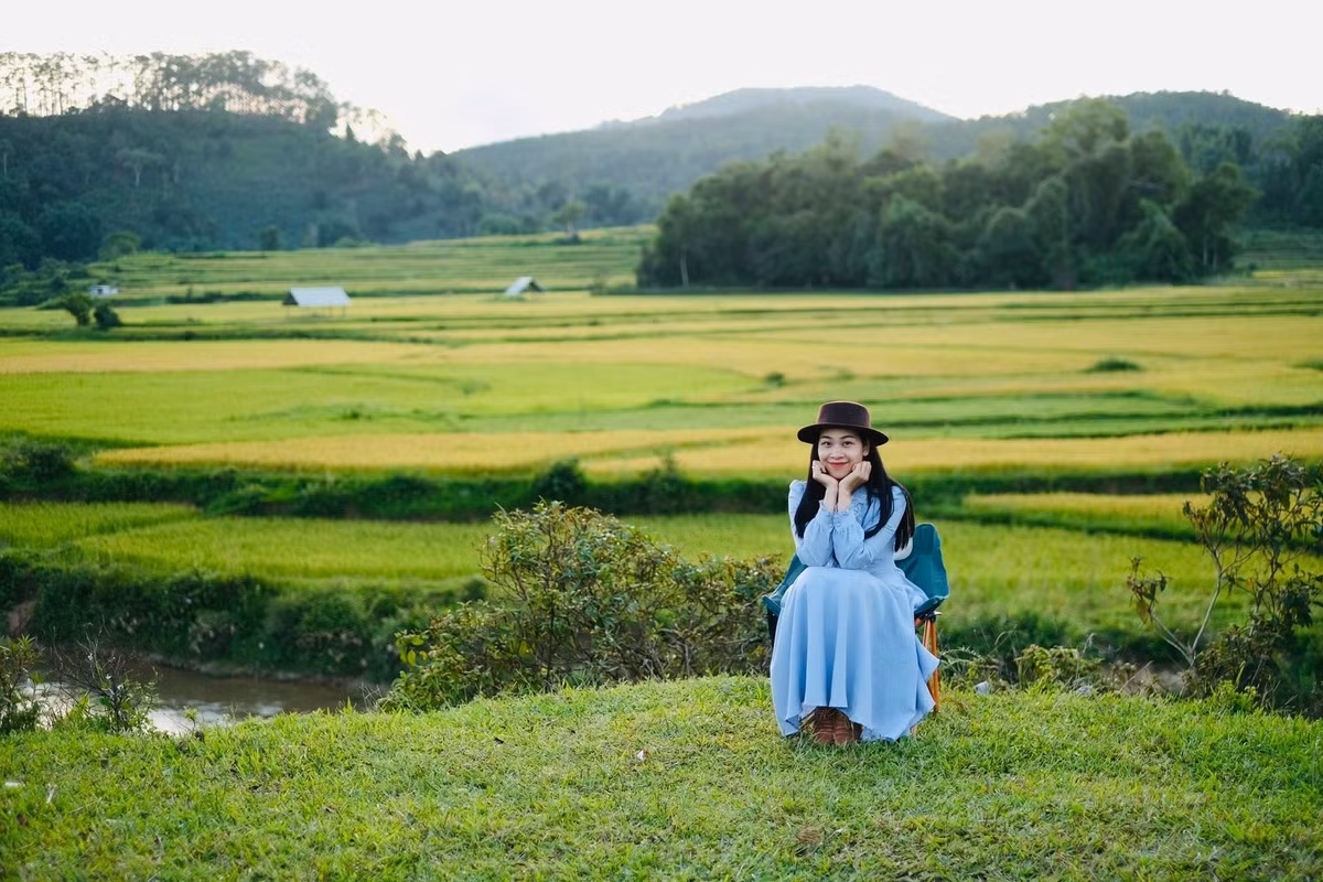 Măng Đen không còn xa lạ trên bản đồ du lịch Tây Nguyên, nhưng với nhiều du khách, Kon Vơng và người Mơ Nâm vẫn còn là một câu chuyện cần được kể. Người Mơ Nâm ở đây sinh sống thành từng cụm nhỏ, giữ gần như nguyên vẹn nếp nhà sàn, cách canh tác và tín ngưỡng bản địa. Mùa lúa chín không đơn thuần là mùa gặt, mà là mùa lễ. Ảnh Thu Thủy