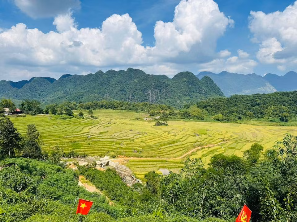 Từ trung tâm bản Đôn nhìn ra xa, ruộng bậc thang trải dài bất tận, tầng tầng lớp lớp đan xen nhau như những nếp gấp của núi rừng. Ảnh Tuấn Minh