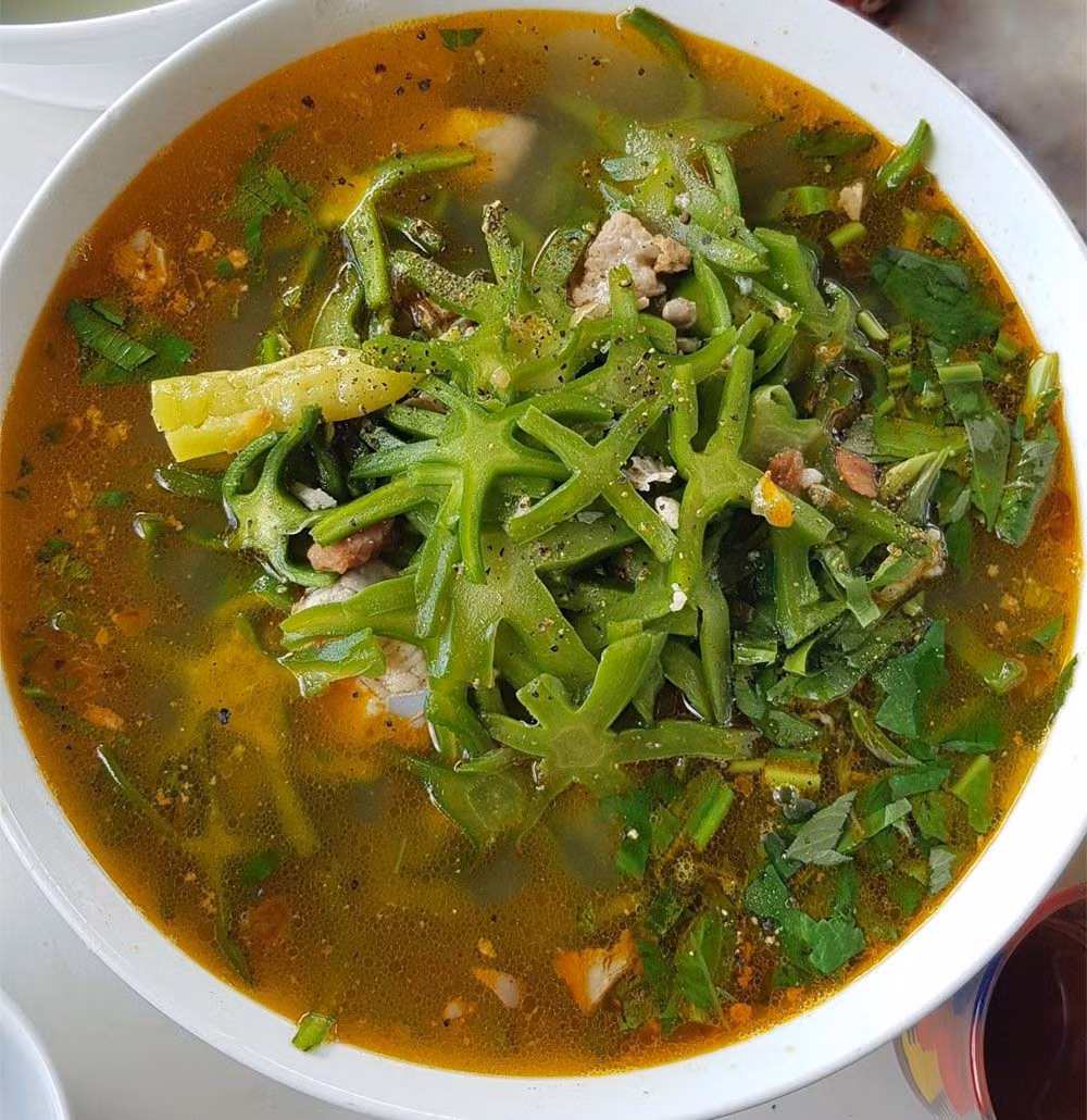 Bát canh hoàn thành có đủ sắc – hương – vị: vị chua thanh của me, vị ngọt của cá, vị giòn mát của xương rồng và mùi thơm nồng của rau mùi, ớt cay điểm xuyết cho thêm phần dậy vị. Ảnh Phong Nha