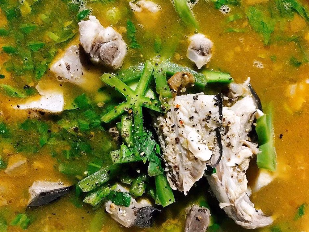 Không cầu kỳ, không xa hoa, canh xương rồng cá đuối vẫn chiếm trọn cảm tình của những ai yêu ẩm thực mộc mạc và nguyên bản. Nếu có dịp về Quảng Bình, hãy thử ghé vào một quán cơm ven biển, gọi một bát canh xương rồng nóng hổi – để thấy rằng trong sự khắc nghiệt của thiên nhiên, con người vẫn biết cách chắt chiu từng vị ngọt từ biển, từng món ngon từ đất, để gìn giữ hương vị riêng của quê hương mình. Ảnh PhongvietTravel