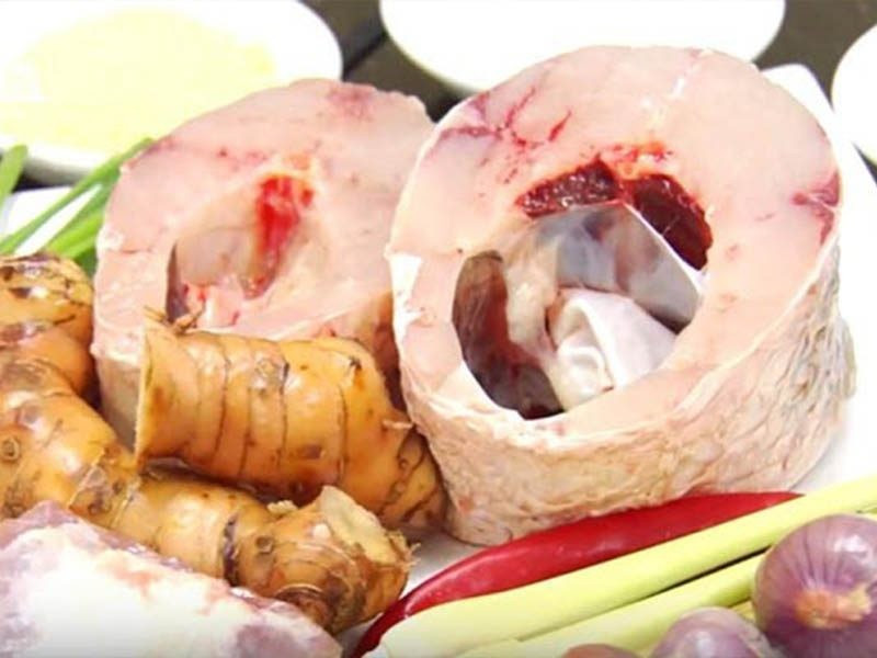 Ngoài các lợi ích đối với sức khỏe bên trong, củ riềng còn góp phần cải thiện làn da và mái tóc. Hàm lượng vitamin C trong riềng giúp chống oxy hóa, hỗ trợ làm chậm quá trình lão hóa da, giảm thâm nám, đồi mồi và mụn trứng cá. Đồng thời, riềng còn được dùng để làm sạch gàu, giảm gãy rụng, giúp tóc chắc khỏe hơn. Ảnh minh họa