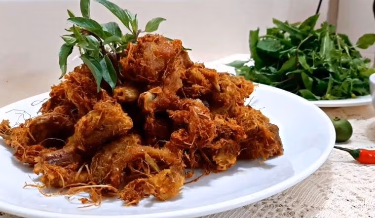 Bên cạnh đó, chiết xuất polysaccharide trong củ riềng được cho là có khả năng kích thích hệ miễn dịch bằng cách làm tăng số lượng tế bào lá lách và dịch tiết từ phúc mạc, giúp cơ thể nâng cao sức đề kháng trước các tác nhân gây bệnh. Trong dân gian, riềng tươi còn được sử dụng như một biện pháp tự nhiên giúp giảm say tàu xe, say sóng bằng cách làm dịu hệ thần kinh, hạn chế cảm giác buồn nôn và chóng mặt. Ảnh minh họa