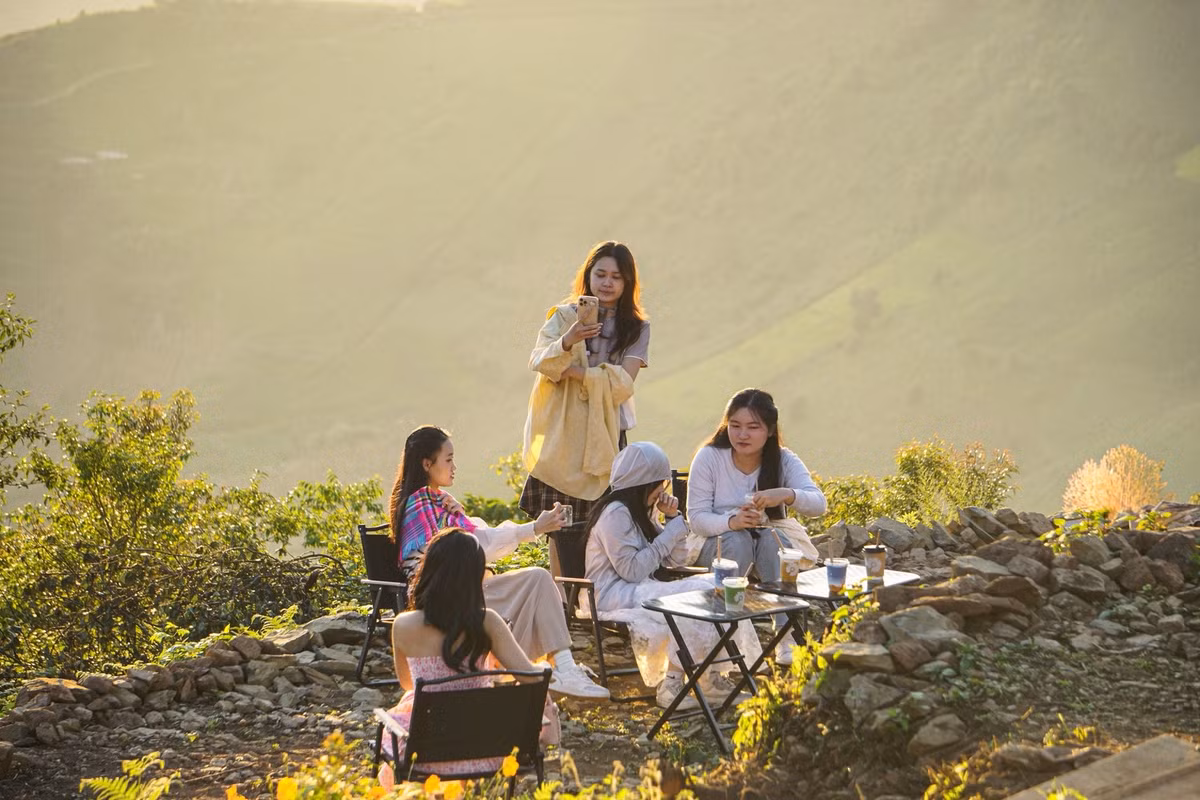 Không chỉ là địa điểm để check-in, vườn hoa còn mang đến cảm giác thư giãn, tách biệt hoàn toàn với nhịp sống hối hả thường nhật. Ảnh Tiệm cà phê Hoàng Hôn