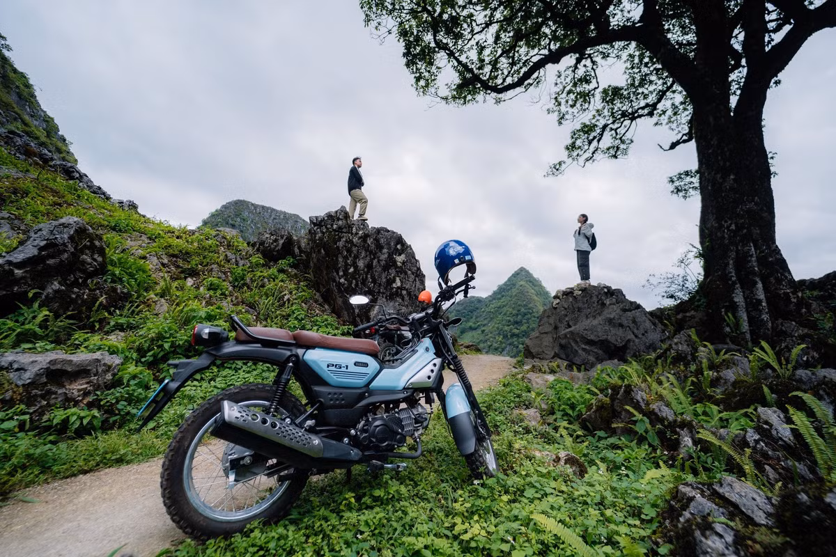 Khác với mùa đông nhiều sương mù, mùa hè trên đèo Mã Pí Lèng có tầm nhìn xa, trời quang đãng, thuận lợi cho việc di chuyển và ngắm cảnh. Từ các điểm dừng chân ven đường, du khách có thể phóng tầm mắt xuống dòng Nho Quế xanh ngọc uốn lượn giữa hẻm vực Tu Sản – một trong những thung lũng sâu và hẹp nhất Đông Nam Á. Ảnh Giàng A Phớn