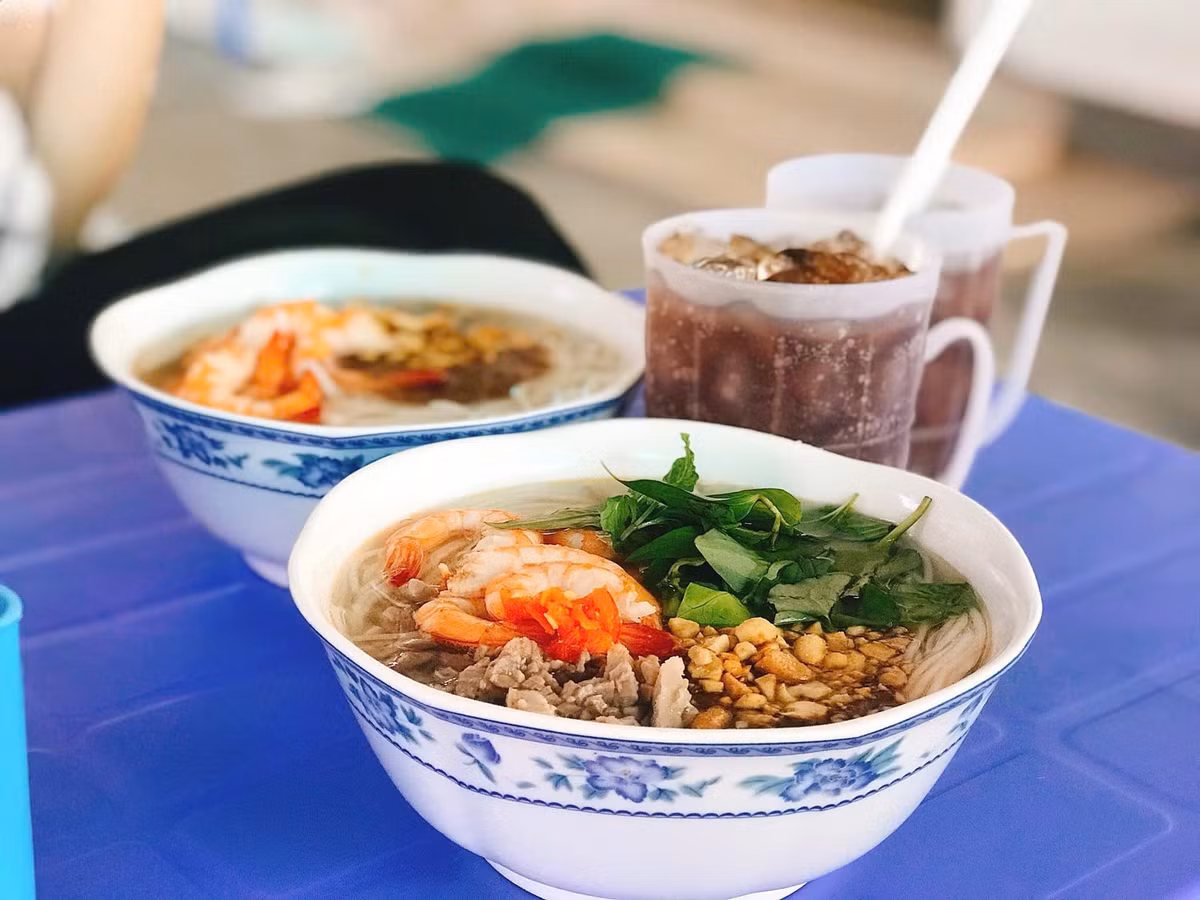 Nếu có dịp đến Sóc Trăng du khách có thể thưởng thức bún gỏi dà tại quán Cô Cúc (Trần Hưng Đạo), Út Mập (Phú Lợi) hay Sáu Lý gần chợ Nông Sản, đều rất nổi tiếng. Ảnh Tường Vy