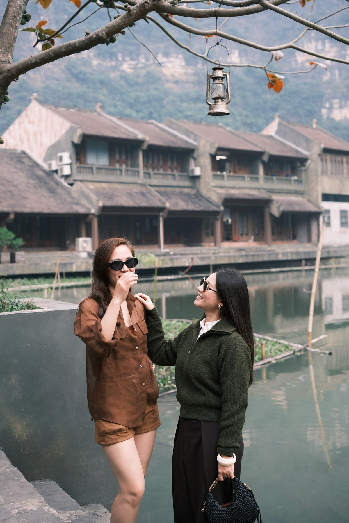 Chỉ với một ly cà phê cầm tay, vài dáng đứng tự nhiên bên lan can gỗ hay khoảnh khắc nhìn sang bờ đối diện, nhiều người đã dễ dàng có được những bức ảnh “đậm chất thơ”. Ảnh Hiền Hin