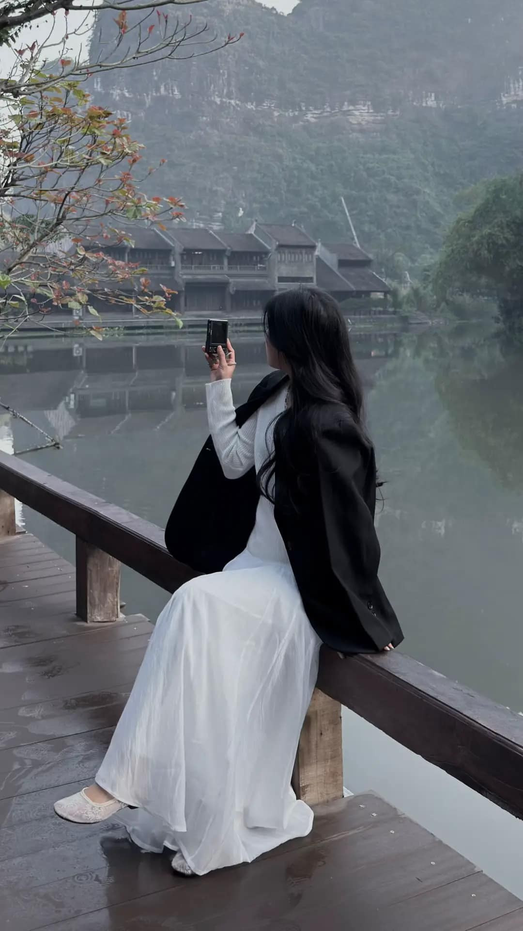 Theo ghi nhận, du khách đến đây thường lựa chọn trang phục tối giản, mang gam màu trung tính như nâu, be, xanh rêu, đen – trắng để hòa vào tổng thể không gian. Ảnh Oanh Mai Nguyen