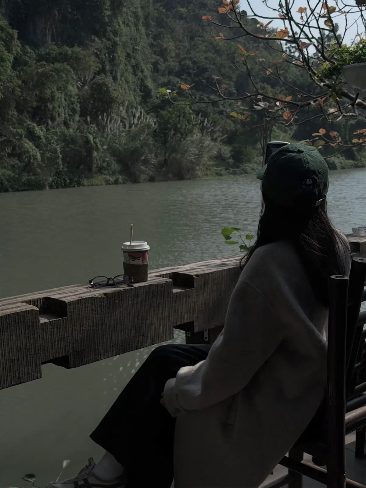 Dù là điểm check-in thu hút đông người, khu vực này nằm sát mép sông, mặt sàn có thể trơn trượt, nhất là sau mưa hoặc vào sáng sớm. Du khách được khuyến cáo không trèo qua lan can, không đứng quá sát mép nước và cần tuân thủ hướng dẫn của lực lượng bảo vệ để đảm bảo an toàn. Ảnh ttmiu.203