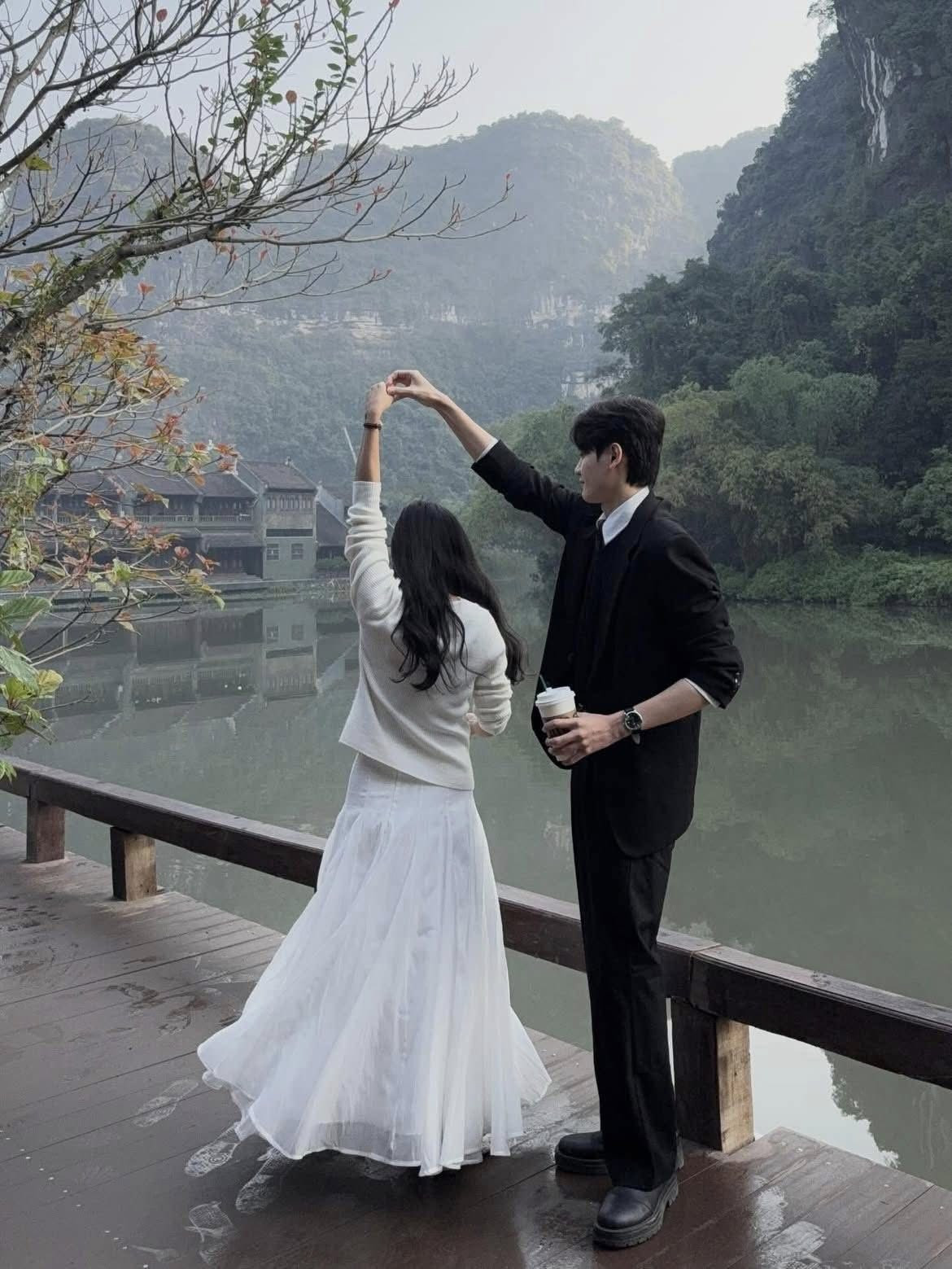 Chính sự giao hòa giữa kiến trúc, thiên nhiên và ánh sáng đã tạo nên sức hút đặc biệt, biến nơi đây thành background lý tưởng cho những bộ ảnh mang màu sắc cổ điển, điện ảnh. Ảnh Oanh Mai Nguyen