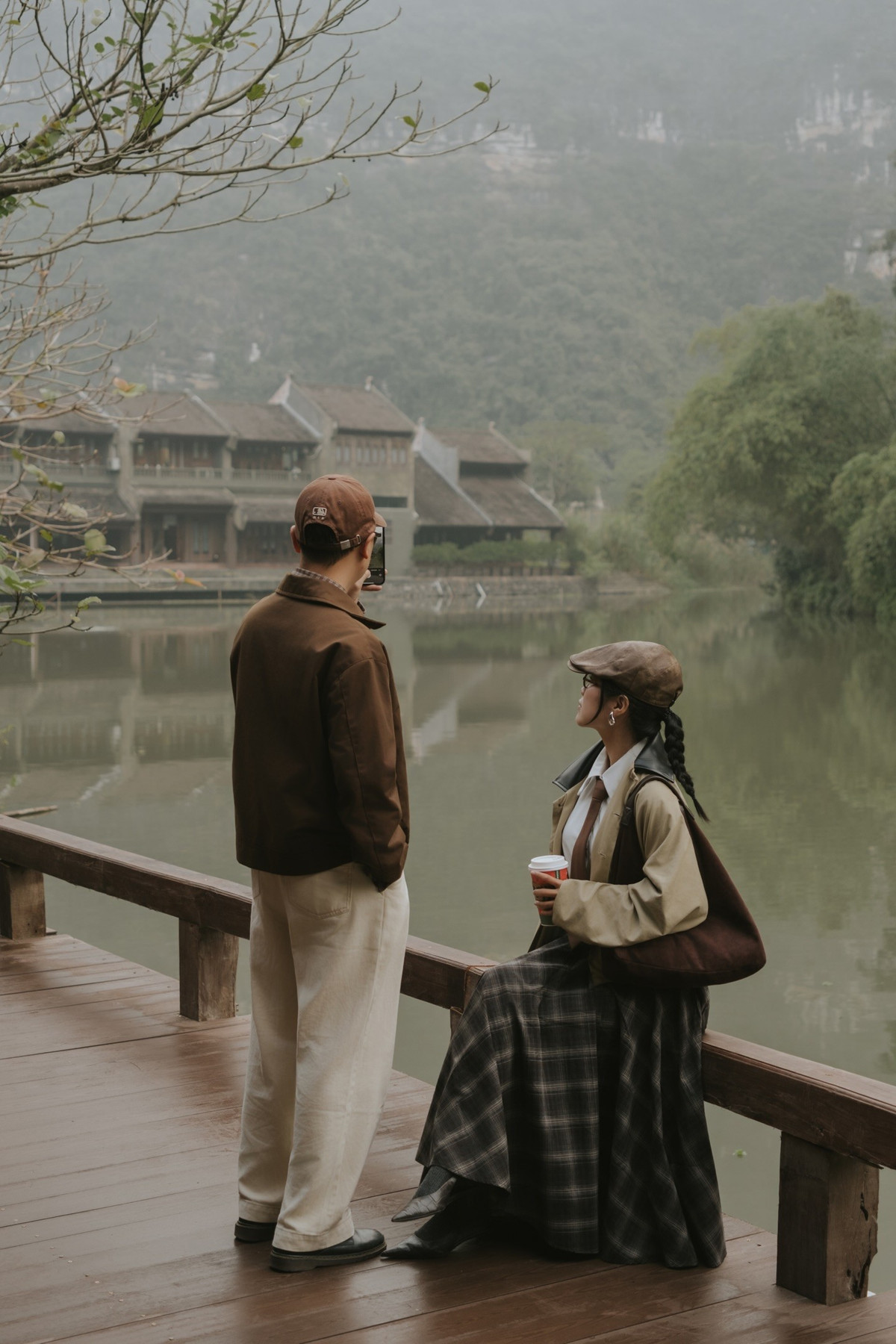 Không chỉ nổi tiếng với hệ thống hang động, sông nước và núi đá vôi kỳ vĩ, Tràng An ngày càng ghi điểm nhờ những góc cảnh quan được khai thác tinh tế, vừa tôn trọng thiên nhiên vừa đáp ứng nhu cầu trải nghiệm của du khách hiện đại. Ảnh troc_photography