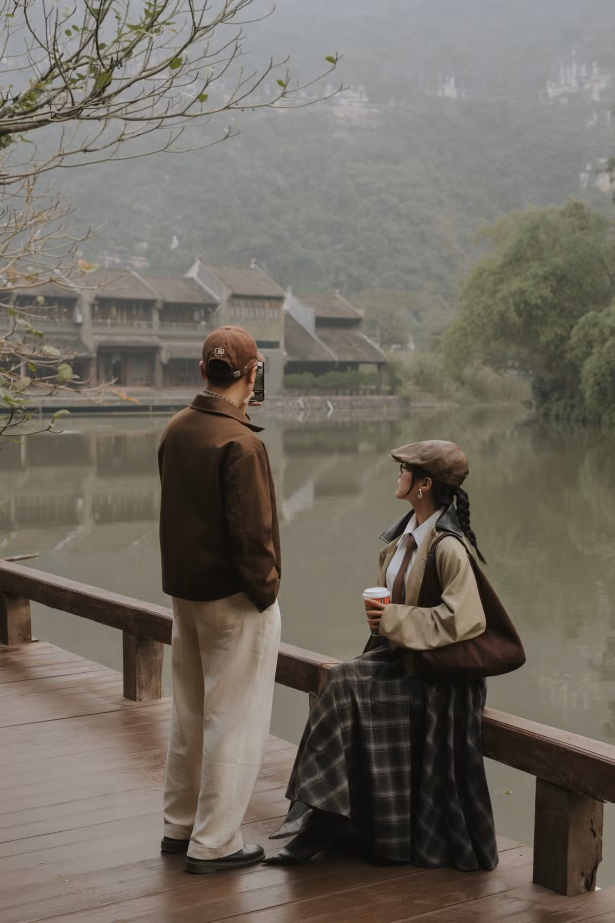 Không chỉ nổi tiếng với hệ thống hang động, sông nước và núi đá vôi kỳ vĩ, Tràng An ngày càng ghi điểm nhờ những góc cảnh quan được khai thác tinh tế, vừa tôn trọng thiên nhiên vừa đáp ứng nhu cầu trải nghiệm của du khách hiện đại. Ảnh troc_photography