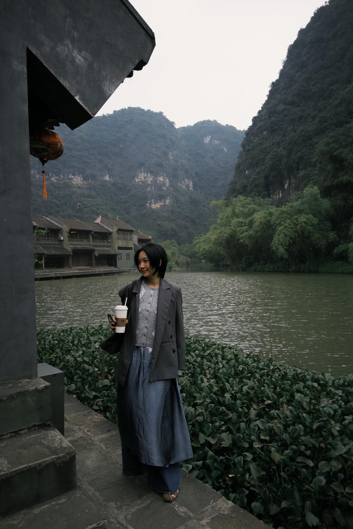 Không chỉ chụp ảnh cá nhân, nhiều cặp đôi, nhóm bạn cũng tận dụng khung cảnh để ghi lại những khoảnh khắc đời thường, nhẹ nhàng nhưng đầy cảm xúc. Đặc biệt, vào buổi sáng sớm hoặc chiều muộn, khi ánh nắng dịu và sương núi còn vương lại, khung hình càng trở nên mờ ảo, lãng mạn. Ảnh cuthuynh159