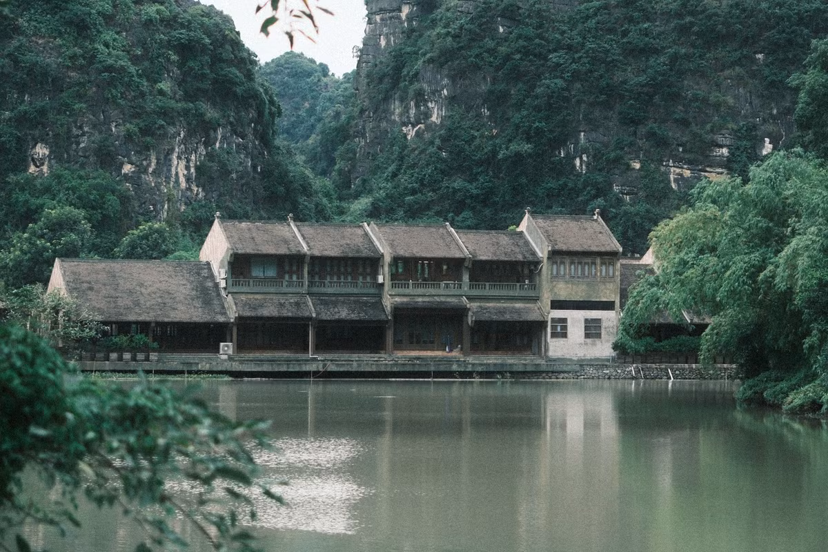 Những ngày gần đây, mạng xã hội liên tục xuất hiện loạt hình ảnh check-in mang phong vị cổ trấn, với khung cảnh sông nước tĩnh lặng, núi đá vôi trùng điệp và những dãy nhà mái ngói sẫm màu nằm nép mình bên bờ nước. Ít ai ngờ rằng, địa điểm “gây sốt” này lại nằm ngay trong quần thể danh thắng Tràng An (Ninh Bình) – Di sản Văn hóa và Thiên nhiên Thế giới được UNESCO công nhận.