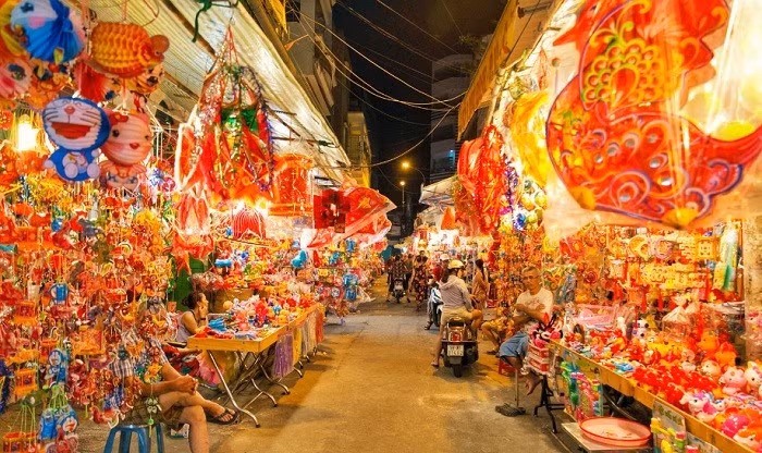 Song song đó, phố lồng đèn Lương Nhữ Học, phường Chợ Lớn (quận 5 cũ) vẫn giữ cho mình nét duyên riêng. Con phố chưa đầy một km nhưng lung linh với hàng trăm kiểu đèn: ngôi sao, cá chép, đèn giấy kiếng, xen lẫn cả những loại hiện đại. Đây vừa là nơi mua sắm, vừa là điểm check-in quen thuộc của giới trẻ mỗi mùa trăng rằm. Ảnh Vinpearl